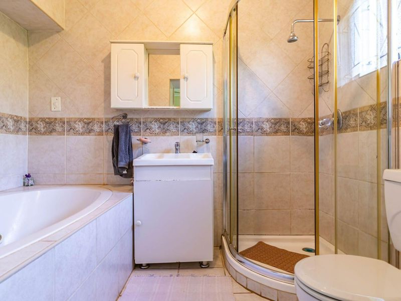 SPACIOUS HOME FOR SALE IN MURRAYFIELD, PRETORIA, GAUTENG - Photo 10