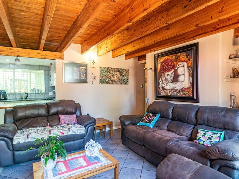 SPACIOUS HOME FOR SALE IN MURRAYFIELD, PRETORIA, GAUTENG - Photo 3