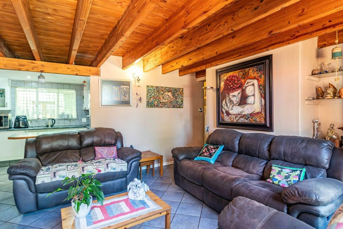 SPACIOUS HOME FOR SALE IN MURRAYFIELD, PRETORIA, GAUTENG - Photo 3