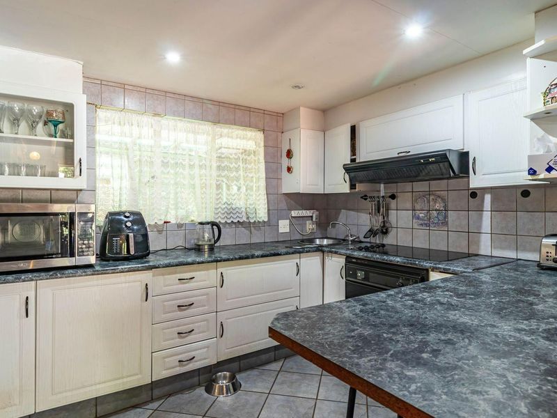 SPACIOUS HOME FOR SALE IN MURRAYFIELD, PRETORIA, GAUTENG - Photo 5