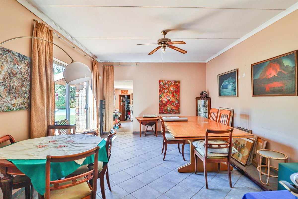 SPACIOUS HOME FOR SALE IN MURRAYFIELD, PRETORIA, GAUTENG - Photo 4