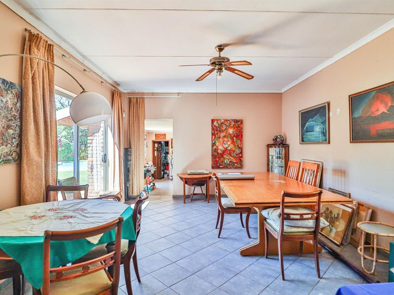 SPACIOUS HOME FOR SALE IN MURRAYFIELD, PRETORIA, GAUTENG - Photo 4