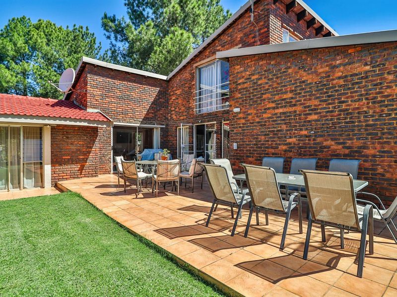 SPACIOUS HOME FOR SALE IN MURRAYFIELD, PRETORIA, GAUTENG - Photo 2