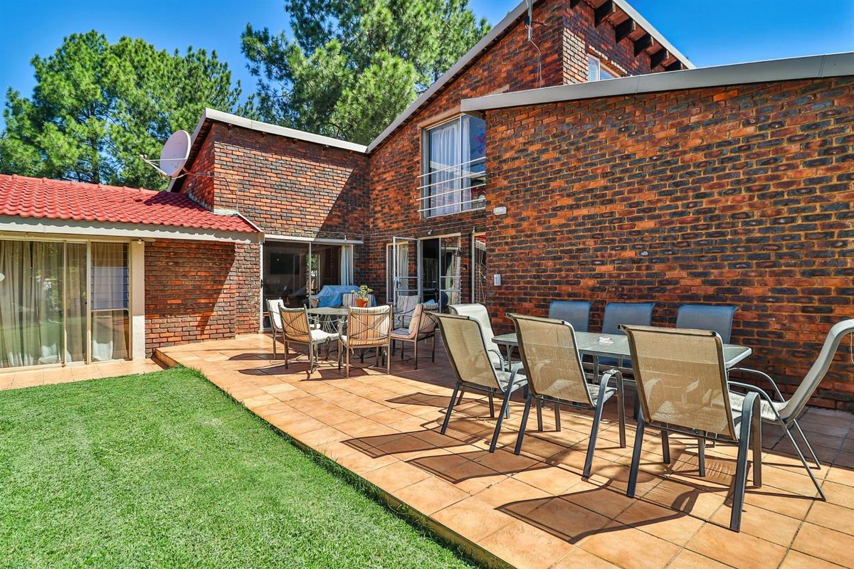 SPACIOUS HOME FOR SALE IN MURRAYFIELD, PRETORIA, GAUTENG - Photo 2