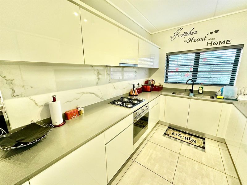 3 Bedroom, 2 Bathroom Apartment For Sale in The Polofields, Waterfall, Midrand - Photo 9