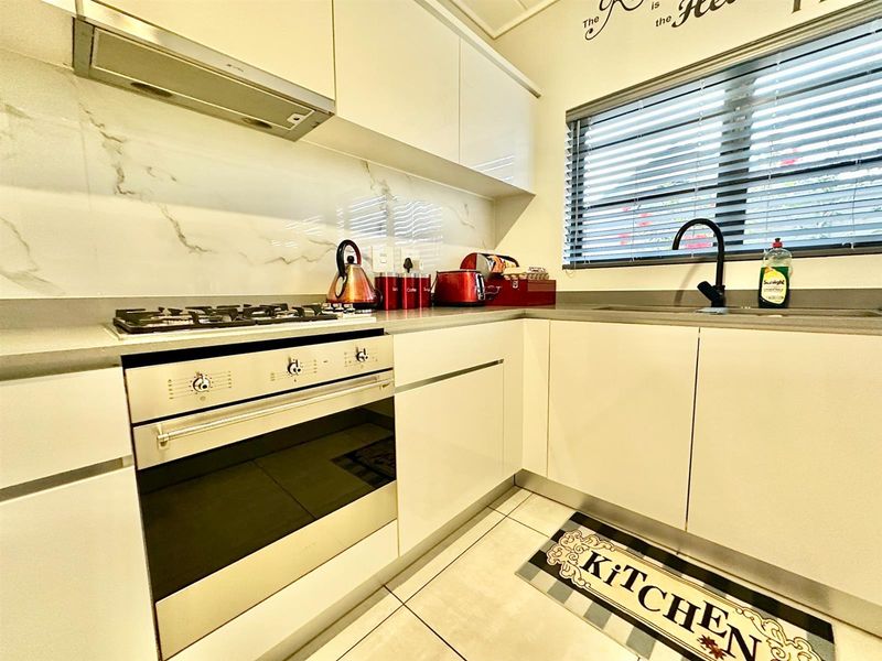 3 Bedroom, 2 Bathroom Apartment For Sale in The Polofields, Waterfall, Midrand - Photo 10