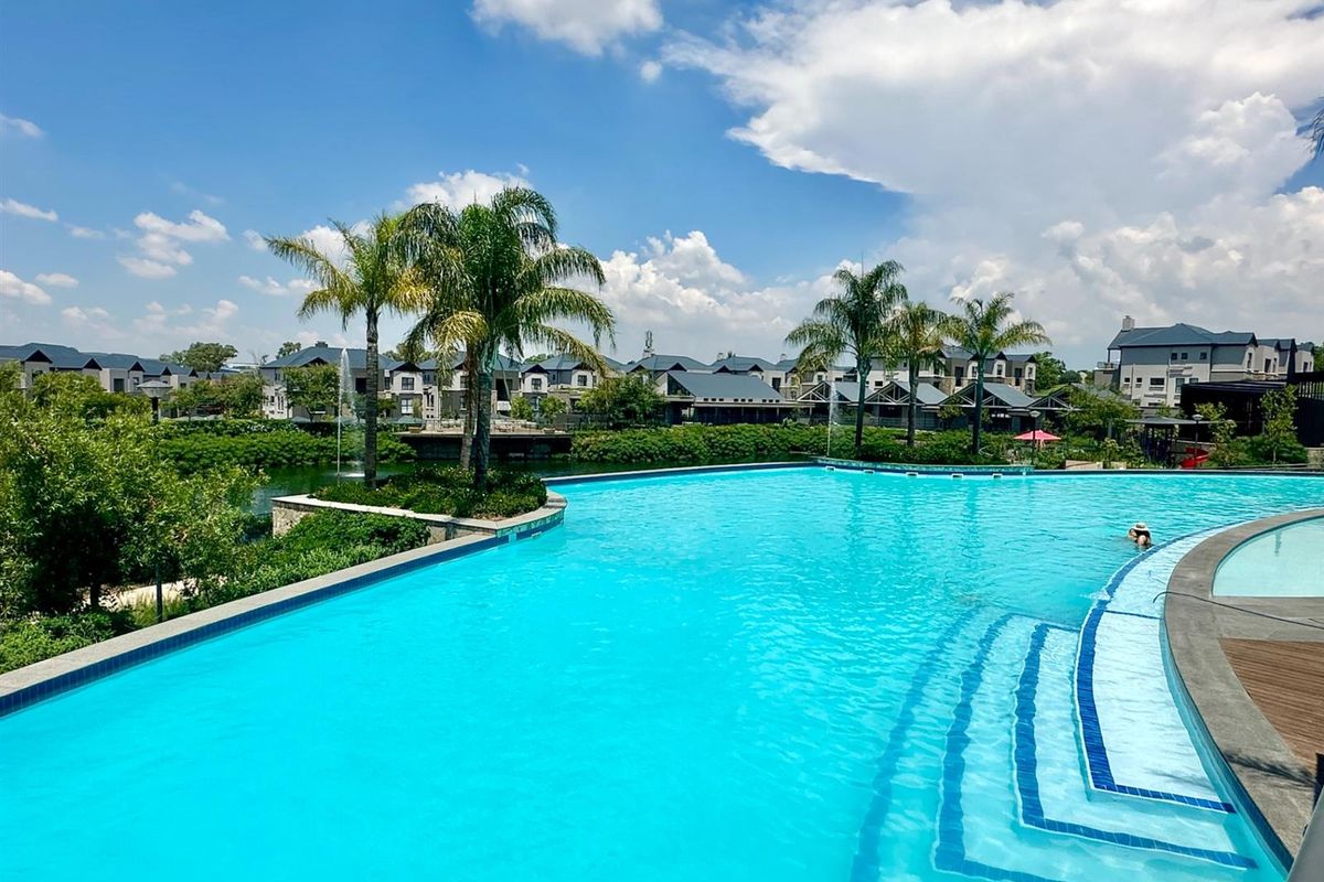 3 Bedroom, 2 Bathroom Apartment For Sale in The Polofields, Waterfall, Midrand - Photo 4