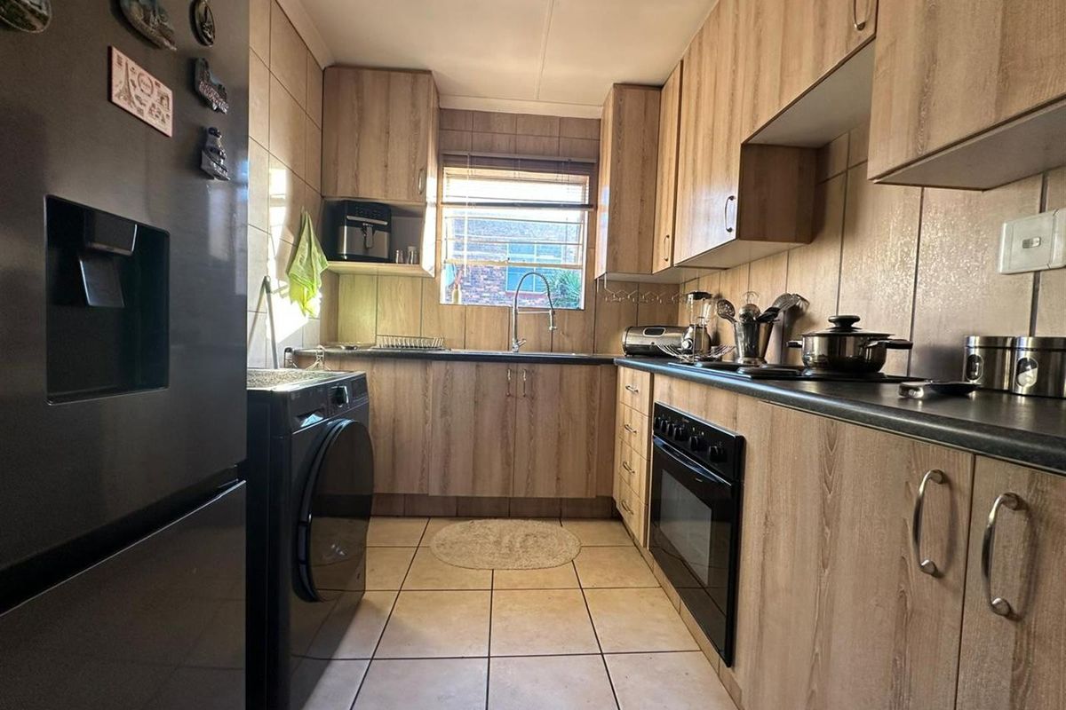 Apartment For Sale in Discovery, Roodepoort - Photo 2