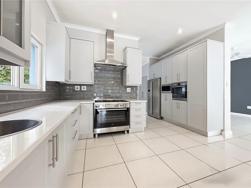 Beautifully Renovated Single-Storey Home in Dainfern Golf Estate - Photo 2