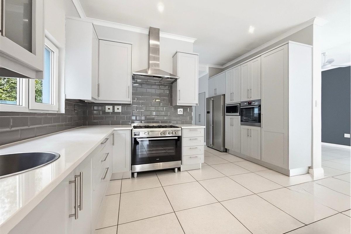 Beautifully Renovated Single-Storey Home in Dainfern Golf Estate - Photo 2