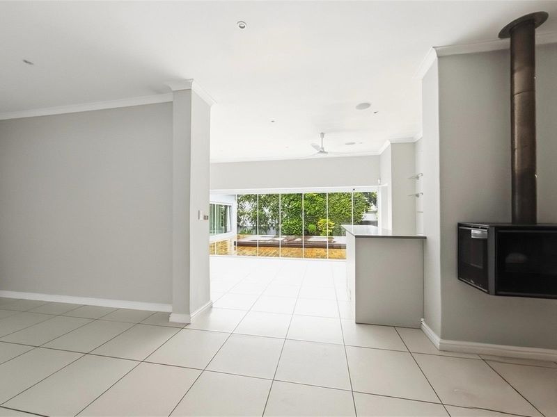 Beautifully Renovated Single-Storey Home in Dainfern Golf Estate - Photo 9