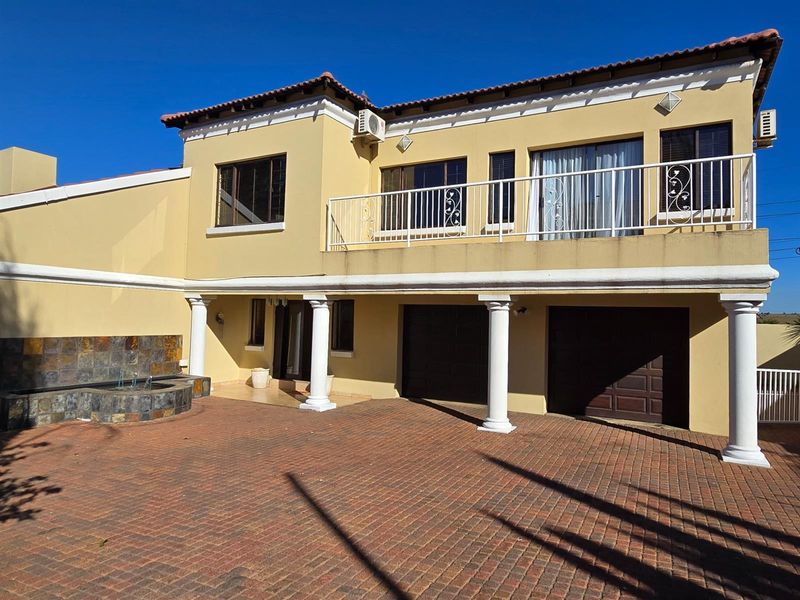 Elevated Family Living with Poolside Entertainment and Energy-Smart Features - Photo 2