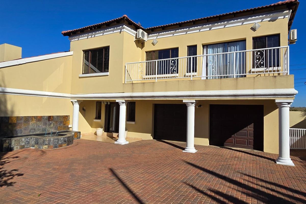 Elevated Family Living with Poolside Entertainment and Energy-Smart Features - Photo 2