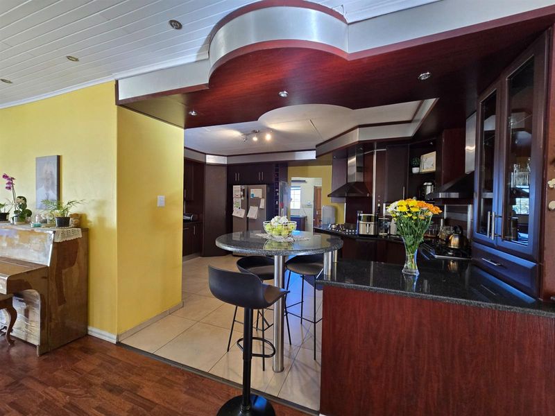 Elevated Family Living with Poolside Entertainment and Energy-Smart Features - Photo 9