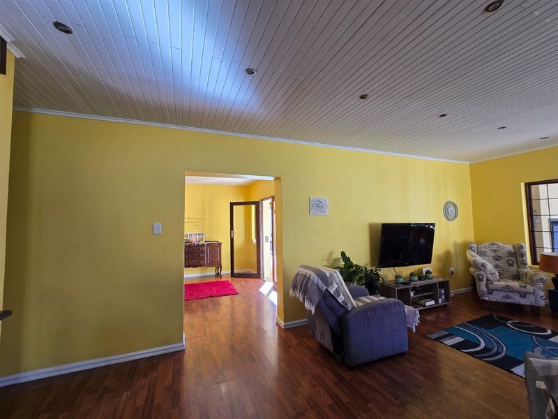 Elevated Family Living with Poolside Entertainment and Energy-Smart Features - Photo 7