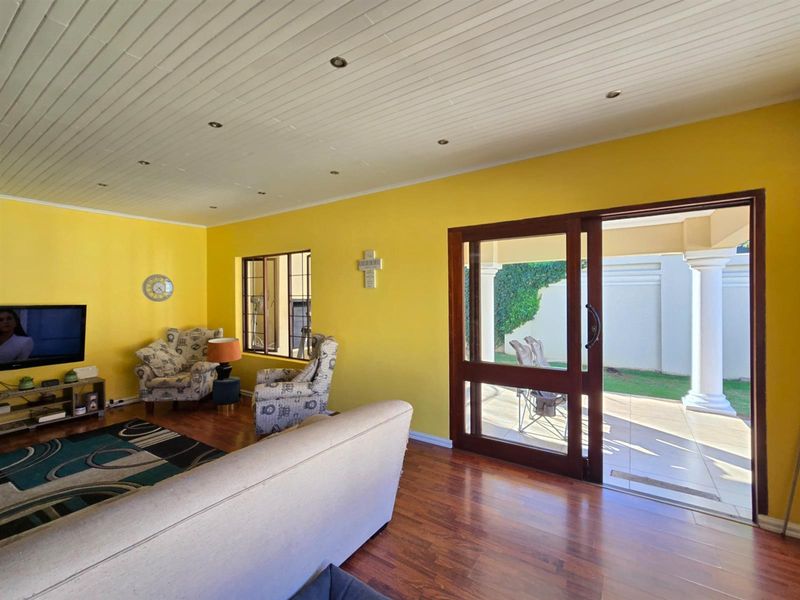 Elevated Family Living with Poolside Entertainment and Energy-Smart Features - Photo 4