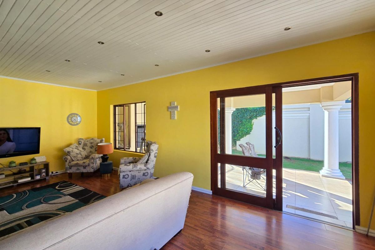 Elevated Family Living with Poolside Entertainment and Energy-Smart Features - Photo 4