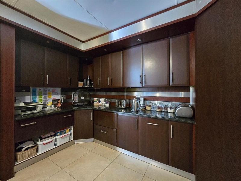 Elevated Family Living with Poolside Entertainment and Energy-Smart Features - Photo 10