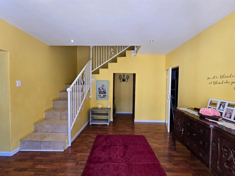 Elevated Family Living with Poolside Entertainment and Energy-Smart Features - Photo 3