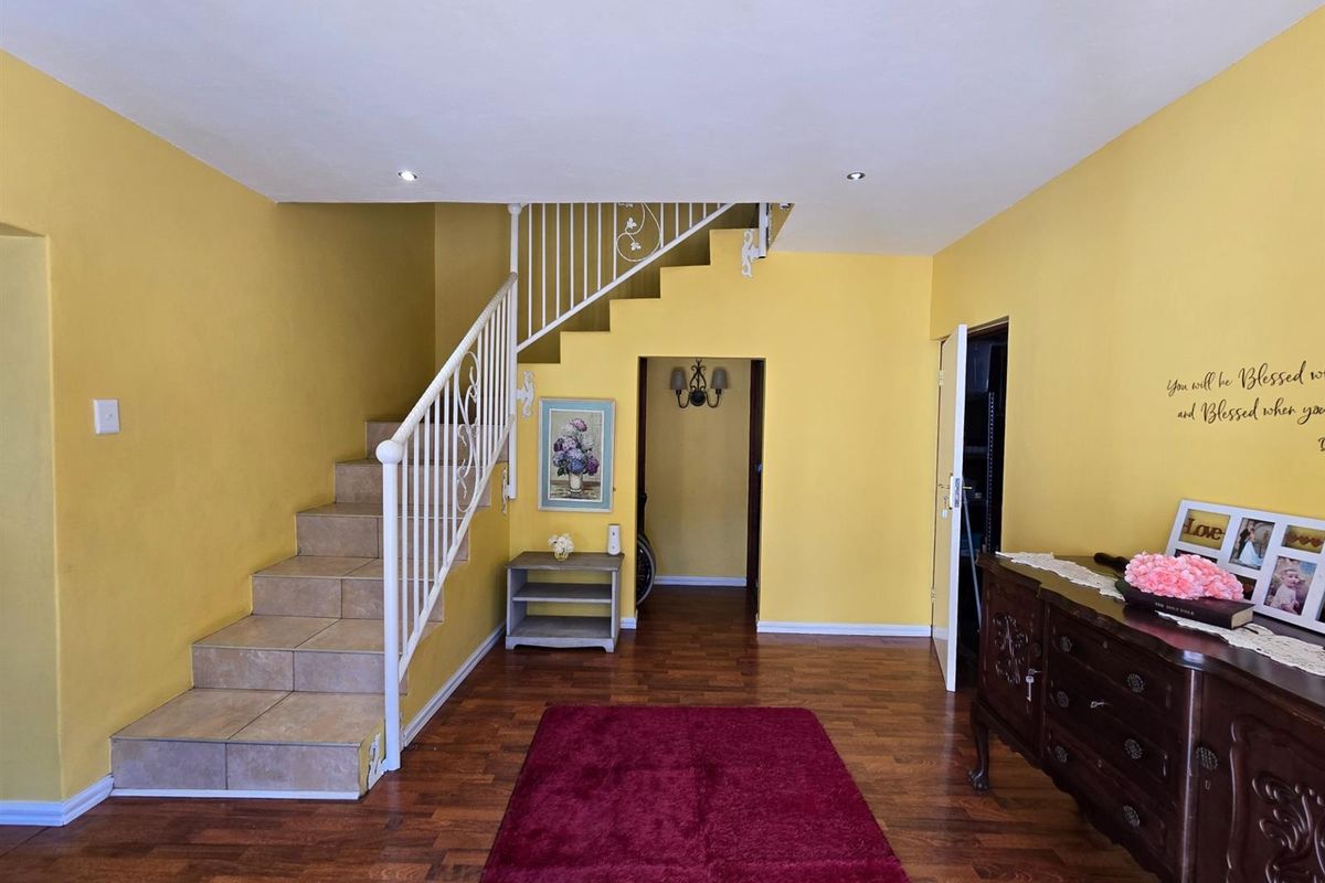 Elevated Family Living with Poolside Entertainment and Energy-Smart Features - Photo 3