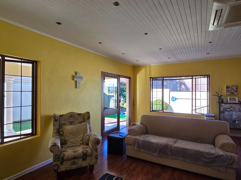 Elevated Family Living with Poolside Entertainment and Energy-Smart Features - Photo 5