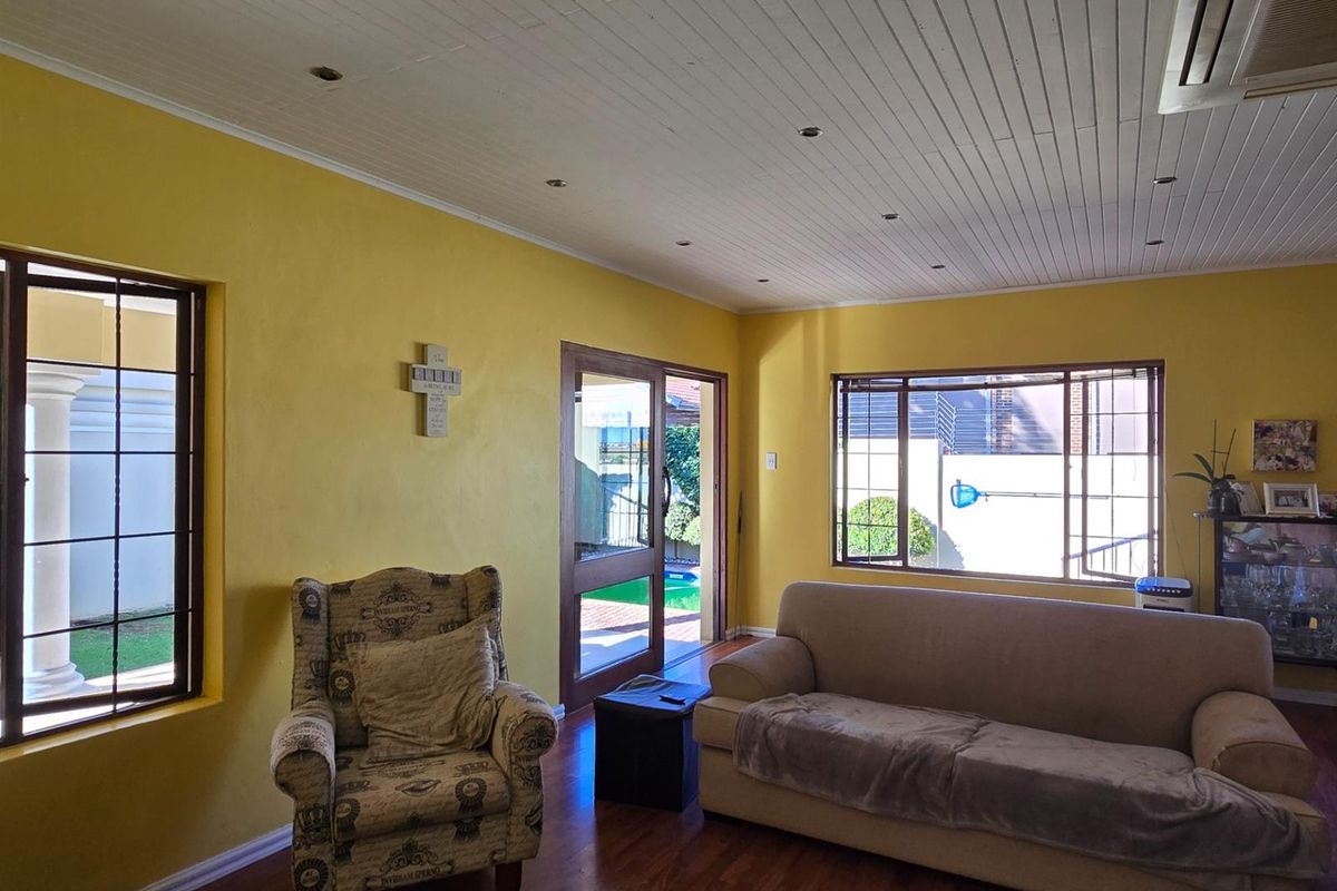 Elevated Family Living with Poolside Entertainment and Energy-Smart Features - Photo 5