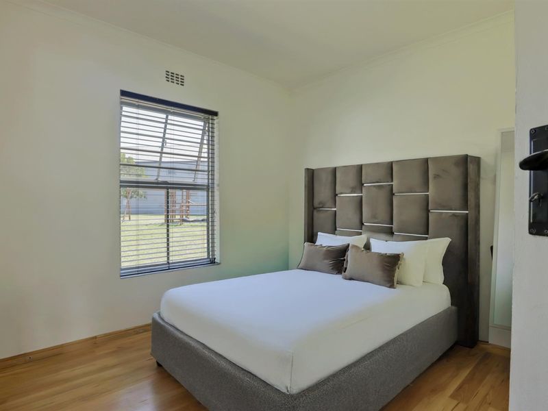 Modern Ground-Floor Apartment in Sought-After Blue Mountain Bay - Photo 7