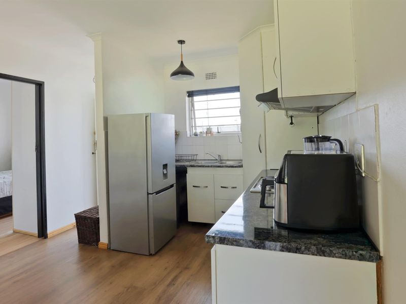 Modern Ground-Floor Apartment in Sought-After Blue Mountain Bay - Photo 6