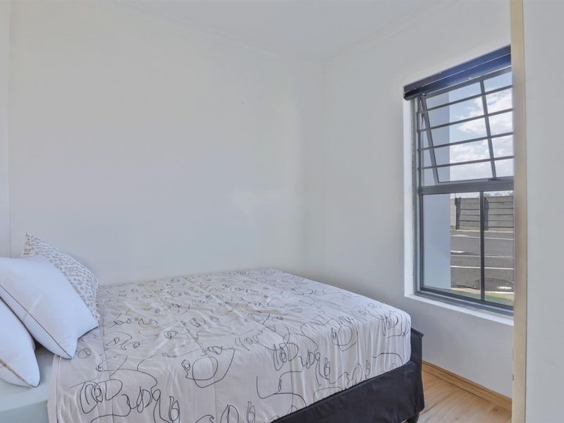 Modern Ground-Floor Apartment in Sought-After Blue Mountain Bay - Photo 10