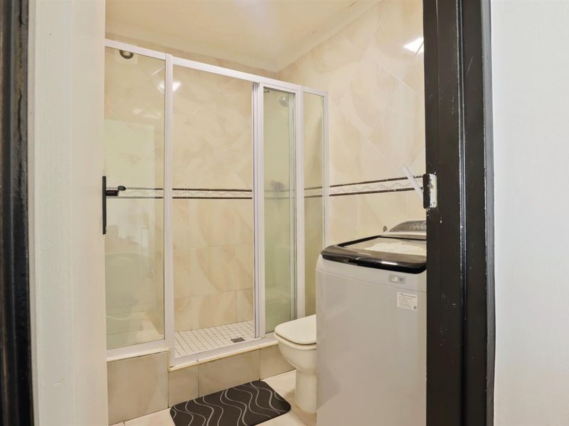 Modern Ground-Floor Apartment in Sought-After Blue Mountain Bay - Photo 9