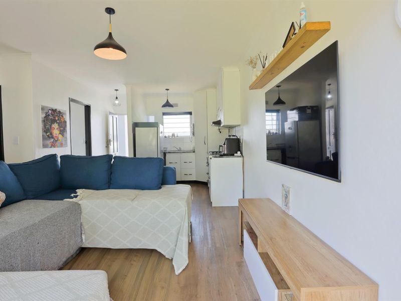 Modern Ground-Floor Apartment in Sought-After Blue Mountain Bay - Photo 3