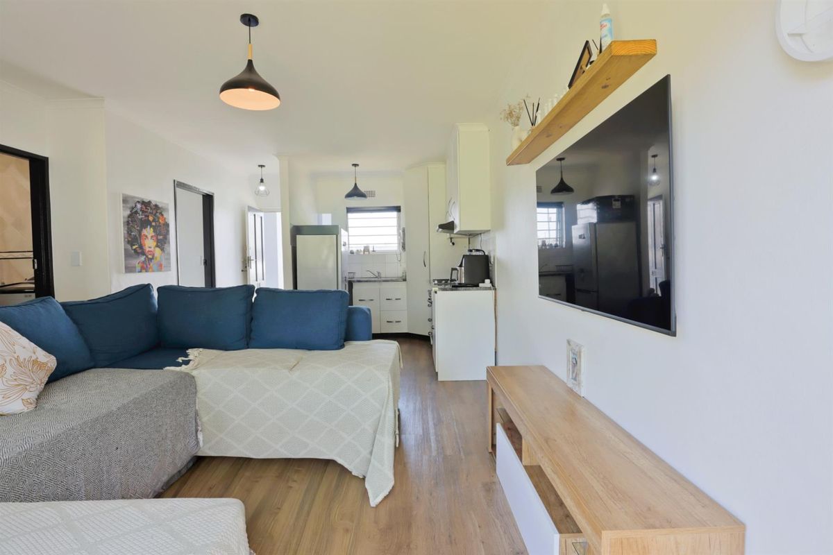 Modern Ground-Floor Apartment in Sought-After Blue Mountain Bay - Photo 3