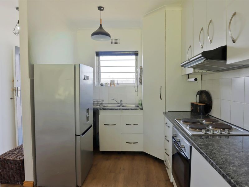 Modern Ground-Floor Apartment in Sought-After Blue Mountain Bay - Photo 5