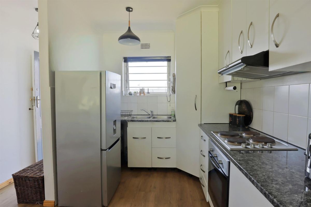 Modern Ground-Floor Apartment in Sought-After Blue Mountain Bay - Photo 5