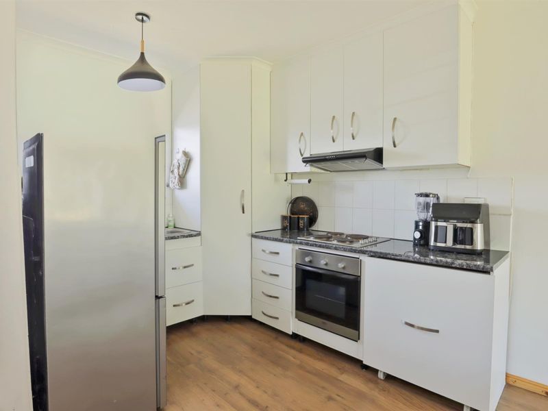 Modern Ground-Floor Apartment in Sought-After Blue Mountain Bay - Photo 4