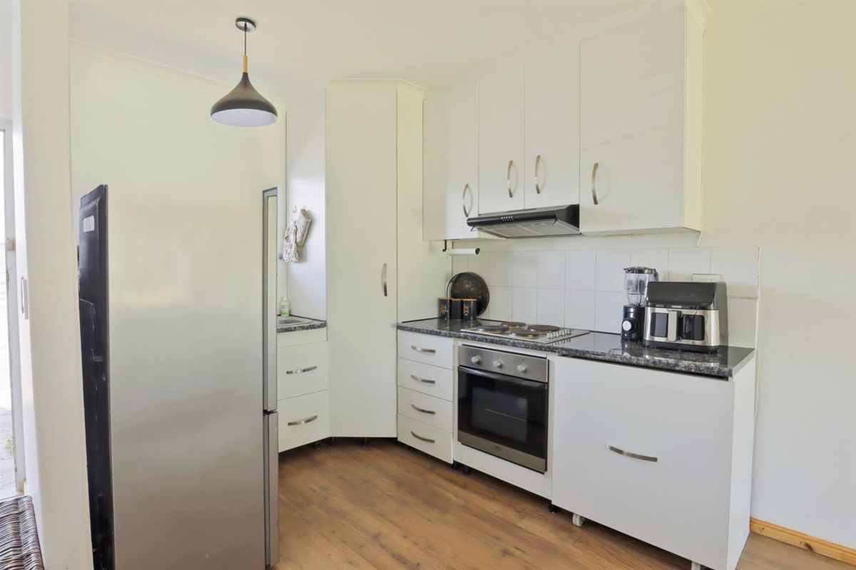 Modern Ground-Floor Apartment in Sought-After Blue Mountain Bay - Photo 4