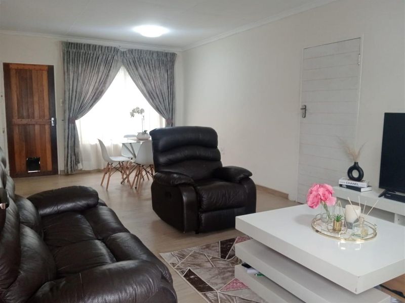 Modern 3-Bedroom Townhouse in Secure, Well-Maintained Complex - Bergbron - Photo 9