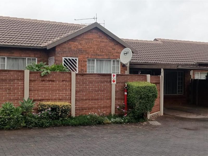 Modern 3-Bedroom Townhouse in Secure, Well-Maintained Complex - Bergbron - Photo 2