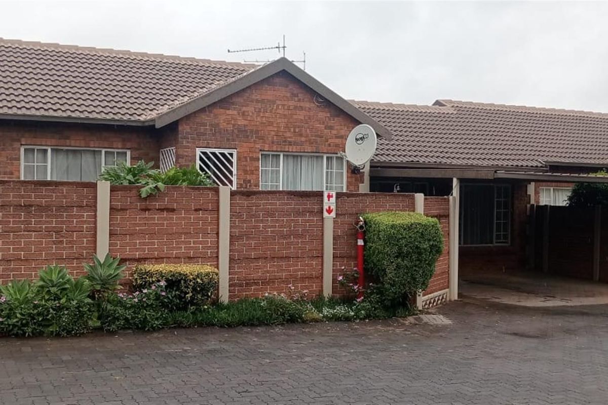 Modern 3-Bedroom Townhouse in Secure, Well-Maintained Complex - Bergbron - Photo 2