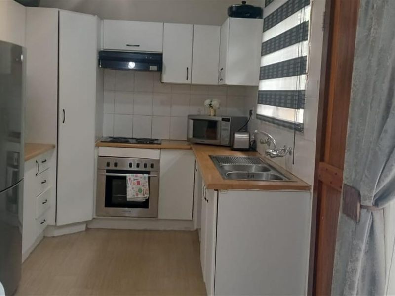 Modern 3-Bedroom Townhouse in Secure, Well-Maintained Complex - Bergbron - Photo 3