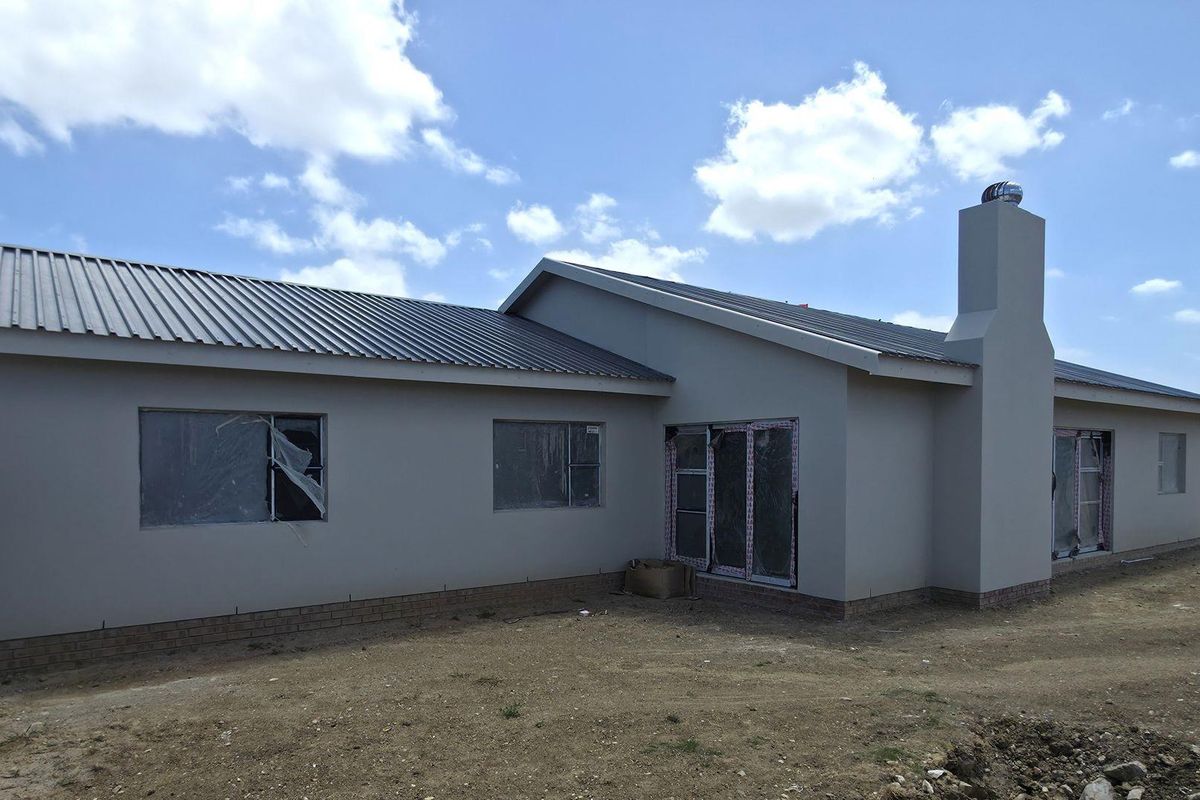 Modern 3 Bedroom Home for Sale in Fountains Estate, Jeffreys Bay | Greenbelt Location | Indoor Braai - Photo 3
