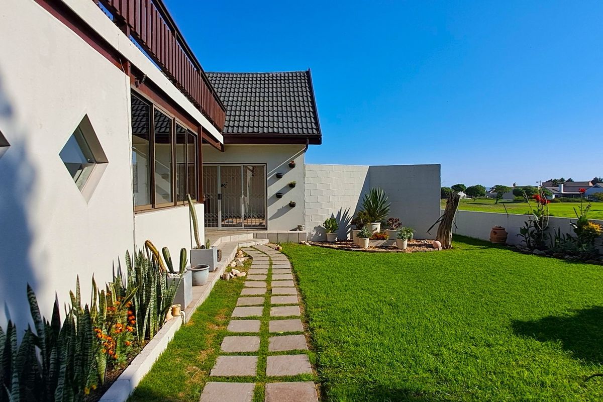 Spacious 3 Bedroom Character Home with Mashie Course and Lagoon Views - Photo 3