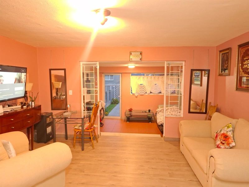 Apartment For Sale in Discovery, Roodepoort - Photo 2