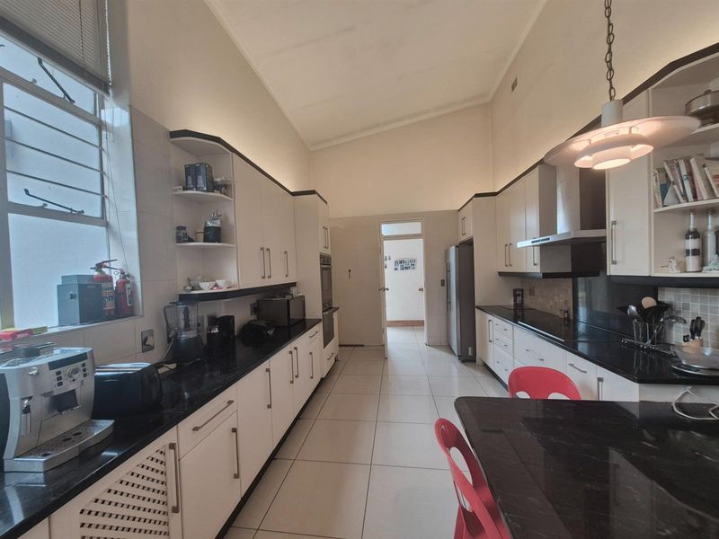 Expansive Family Estate on a Prime 3 249 sqm Stand, Ideal for Families, Entrepreneurs, or Developers - Photo 7