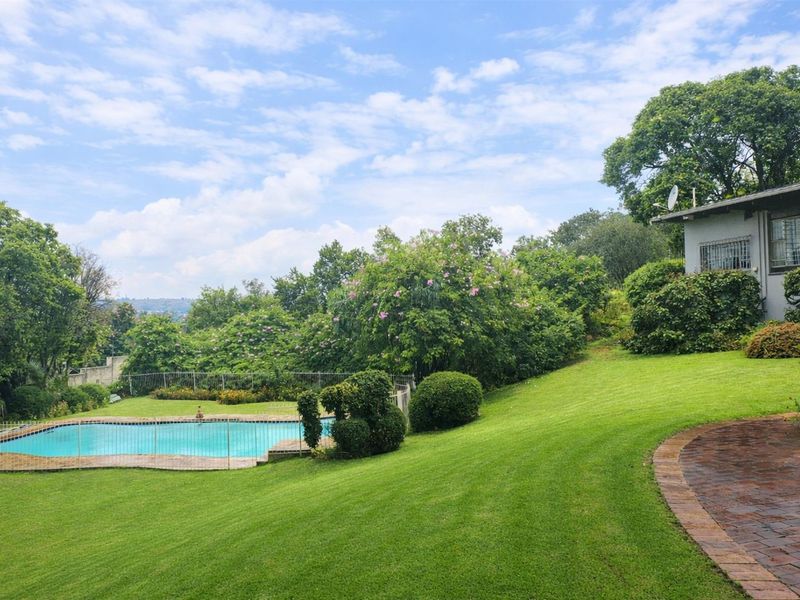 Expansive Family Estate on a Prime 3 249 sqm Stand, Ideal for Families, Entrepreneurs, or Developers - Photo 2