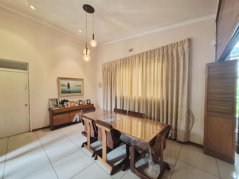 Expansive Family Estate on a Prime 3 249 sqm Stand, Ideal for Families, Entrepreneurs, or Developers - Photo 10