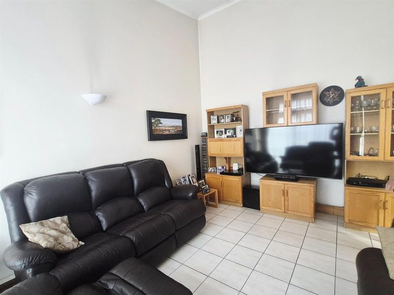 Expansive Family Estate on a Prime 3 249 sqm Stand, Ideal for Families, Entrepreneurs, or Developers - Photo 9