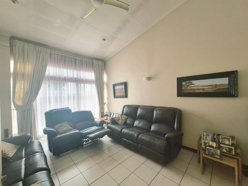 Expansive Family Estate on a Prime 3 249 sqm Stand, Ideal for Families, Entrepreneurs, or Developers - Photo 8