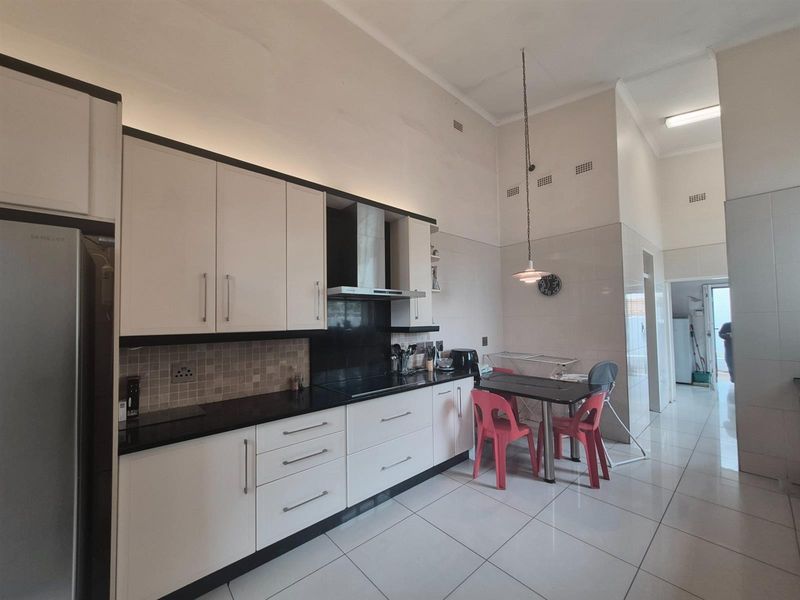 Expansive Family Estate on a Prime 3 249 sqm Stand, Ideal for Families, Entrepreneurs, or Developers - Photo 6