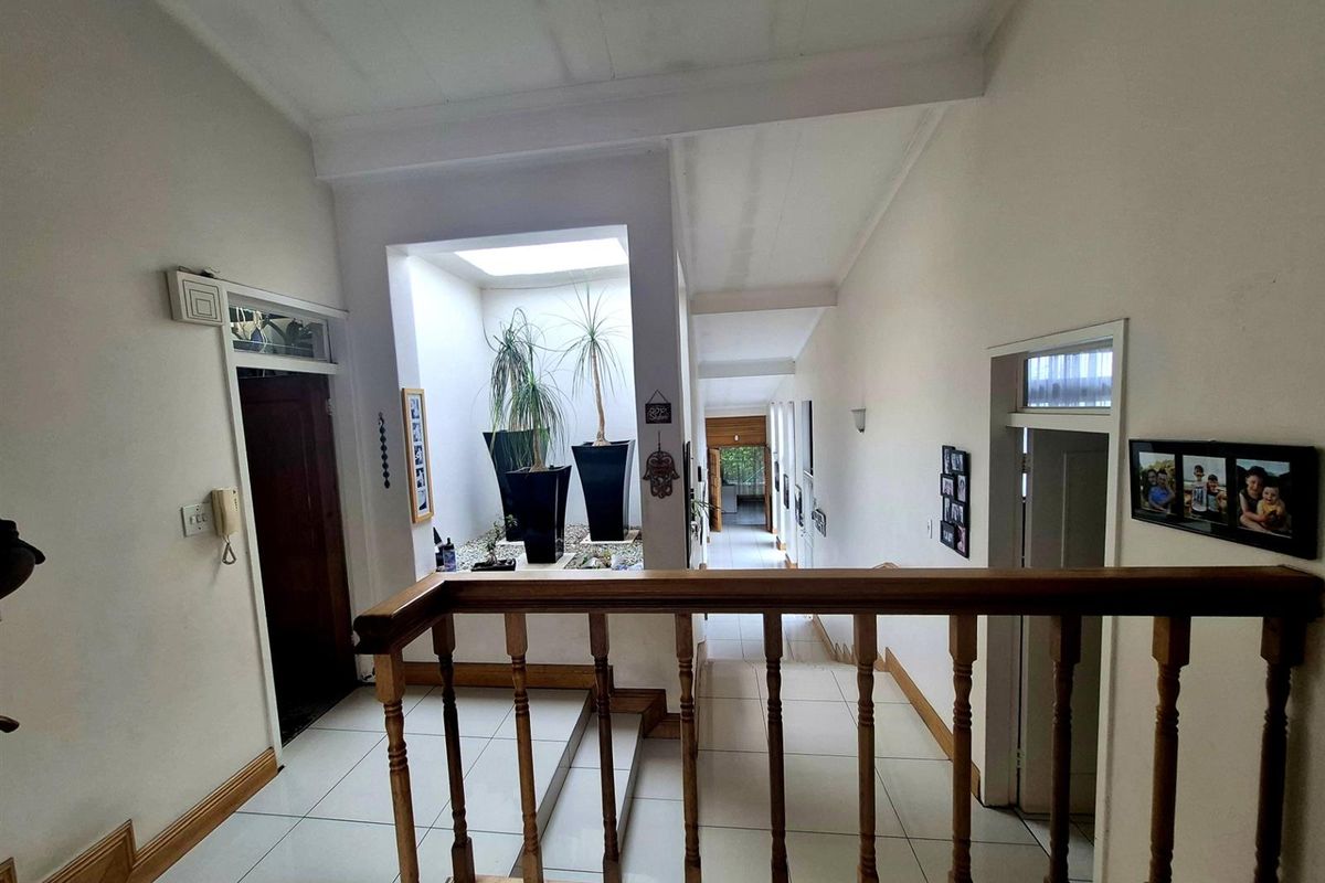 Expansive Family Estate on a Prime 3 249 sqm Stand, Ideal for Families, Entrepreneurs, or Developers - Photo 5